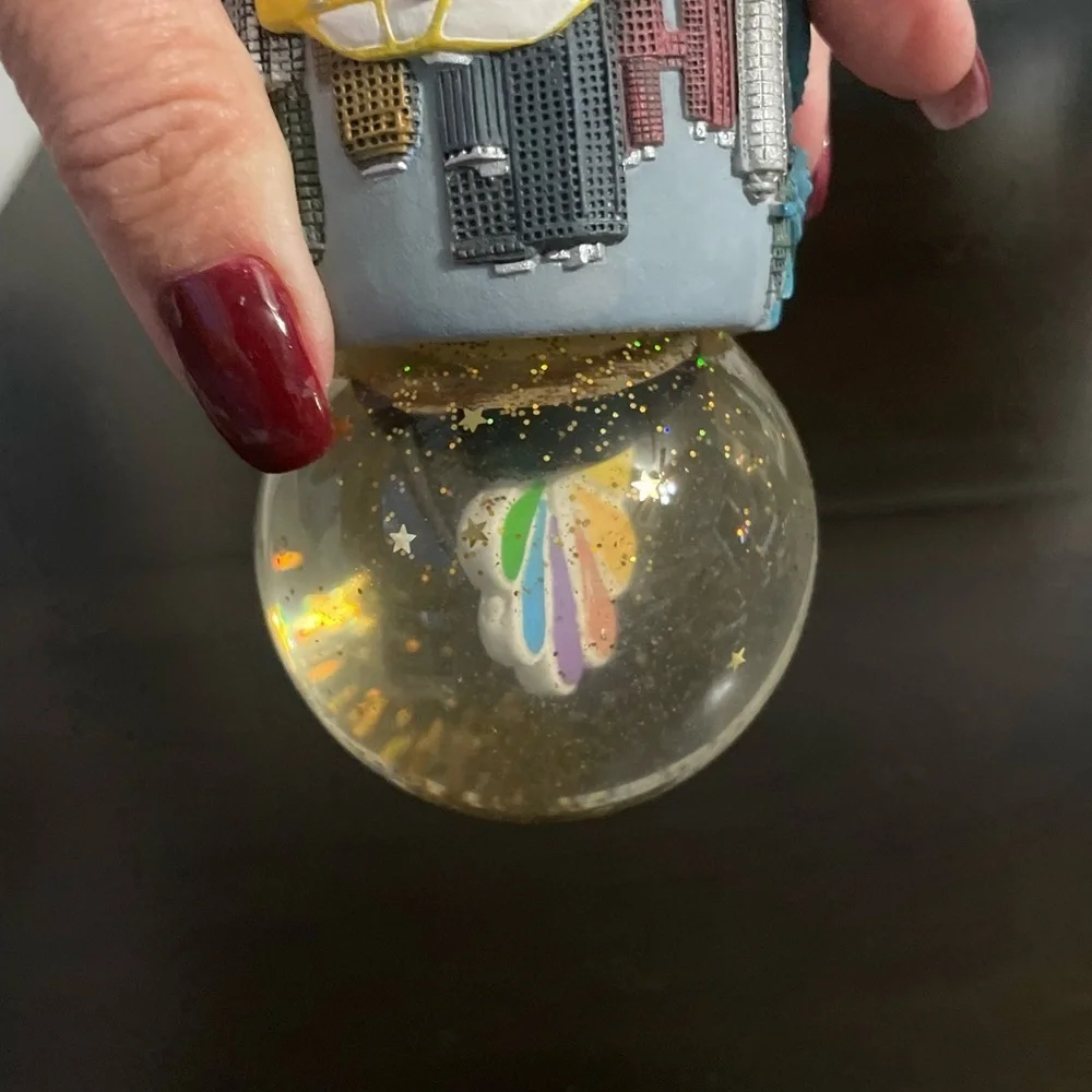 Novelty NBC Studio New York Gold Glitter Snow Globe